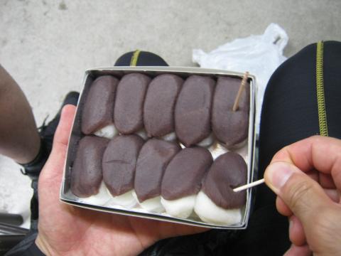 トレイルを終え、最後のビーチランに備え
力餅家のつきたてのあんころ餅
左党でも、思わず2個3個平気で手が出てしまう。
さらりとした甘さのこし餡、絶品の餅。
まさにランナーの友とも言える一品である。