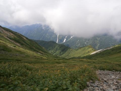 帰りは標高3000mの肩の小屋から1100mの新穂高を目指しての14キロのトレラン。前半はガレ場が多く走りにくかったが後半は比較的走りやすく3時間20分で新穂高温泉にたどり着く。後半はさすがに暑かった。