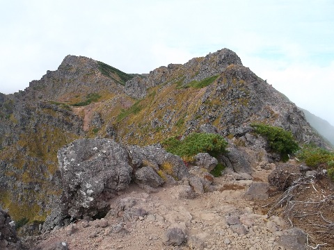 横岳の険しい稜線