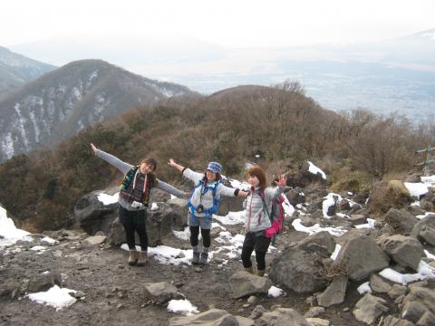 寒さをものともせず余裕の３人娘
