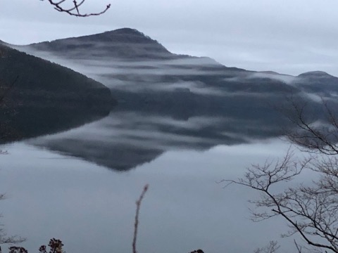 今朝の芦ノ湖湖畔の光景 外輪山の三国山