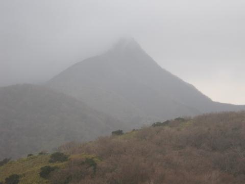 金時山が近づいてきた！この山、角度を変えて見ると実に立派に見える。でも時間が差し迫ってきたので少しペースを上げる。