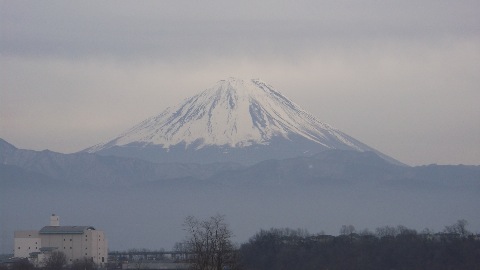 御坂山塊の背後には巨大な富士の姿が 韮崎からは数多くの名峰がのぞめる