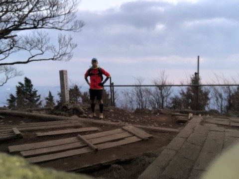 3回目の山頂 16時40分 なんとか日のあるうちに到着。24キロ地点だが既に獲得標高は3000m やはり大山はきつい山だ。