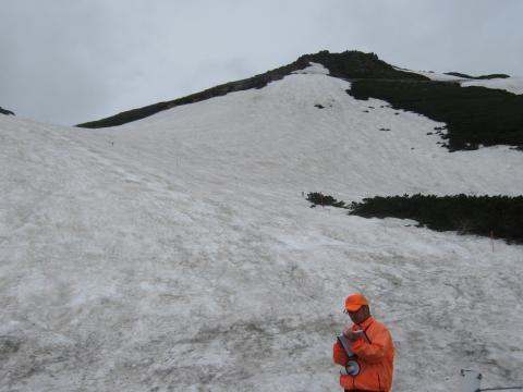 折り返し地点の残雪春スキーを楽しむ人たちもちらほら見られた