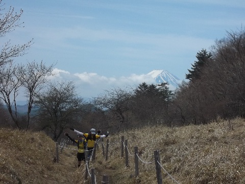 1時間20分で丸川峠に到着 残雪の富士が頭を見せる
