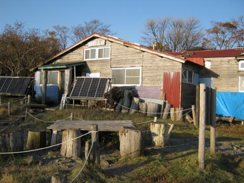 鍋割山荘。この小屋は、小屋の主人の草野氏が自分で資材を下界から担ぎ上げて建てたもの。一度泊まりたいと思うのだが、なかなか実現せず。ここの鍋焼きうどんが評判で、それだけのために訪れる人もいる。