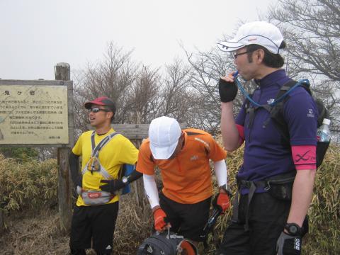 鬼が岩という、何やら物騒な名前の岩場荒川コヤジさん、トレイルランニングのお姿がなかなか決まっています！