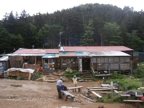 4時間かけて標高2400m 南御室小屋 ここでテントを張ろうかと思ったが天気が持ったので鳳凰小屋まで
進む。