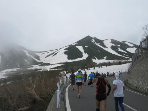 ２５００m付近呼吸が苦しくて休み休み登る。