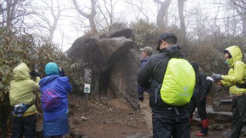 ガマの岩 この辺から奇岩が現れ始める