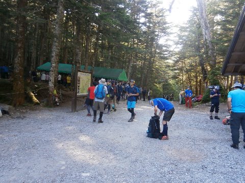 登山者で賑わう北沢峠 7時20分甲斐駒ケ岳に向けて出発