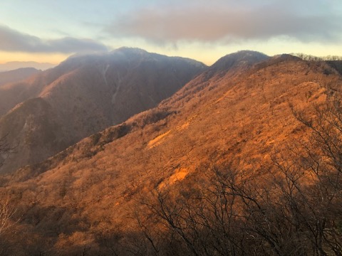 夕日に染まる丹沢山 手が悴んできた