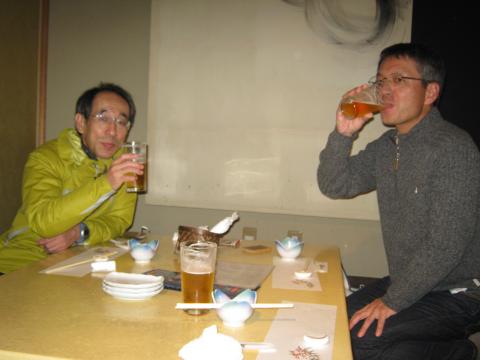 レース前日だというのに夜の街に繰り出す困ったオヤジたちです・・・。