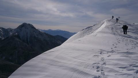 最後のピークを経て下山　もうへとへと・・。