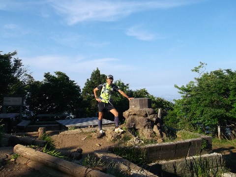 16時50分 8時間20分かけて大山山頂 これだけ登り続けても、まだ26キロ・・獲得標高は2800m 後は日向薬師に下りるだけ