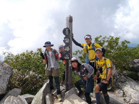 13時30分 3時間半かけて無事山頂に到着