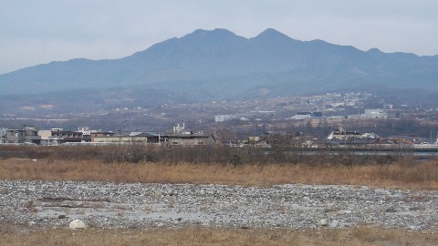 悪天候のため今回は茅ヶ岳に変更 この山、日本百名山の著者の深田久弥氏は昭和46年にこの山に登山中に急逝された。日本百名山を目指していても知らない人が多い。