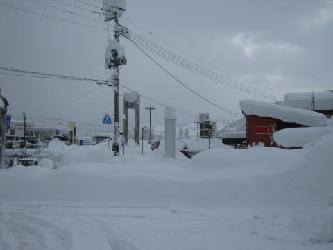 越後湯沢駅前、つい20分前に通ったところとは別世界。