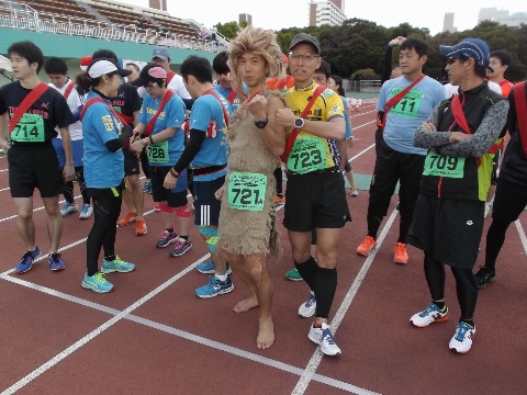 スタート前 裸足原人ミカコと 気合十分