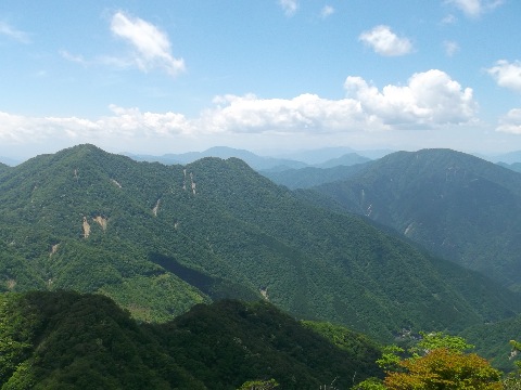 蛭が岳山頂付近から来し方を振り返る 檜洞丸から大室山に続く稜線