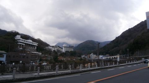 ３４キロ地点　箱根湯元　ここから旧道に入り元箱根まで１０キロ　標高差７００m近い上りが・・引き返そうか迷ったが行けるところまでと山に入る。雪もチラチラ舞いだし寒さが堪える