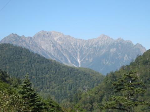 帰りの安房峠からの穂高連峰向かって左が奥穂高～西穂高感無量である。