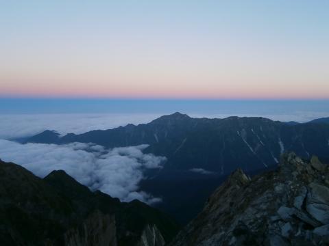 笠ヶ岳 段々空がピンク色に染まってくる