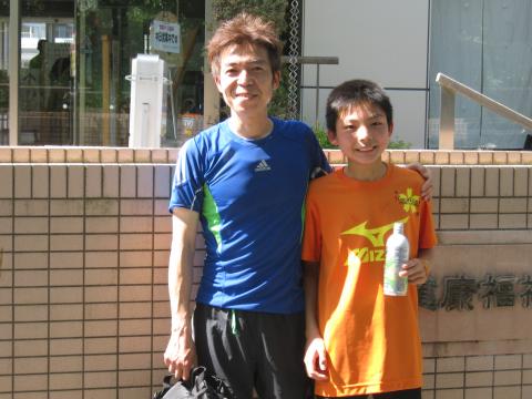 無事25キロ完走。塩川ジュニア。
最後まで4分台で喰らいついてきたいてきた。凄すぎ!
お父さんのほうは、ゴール前で迷子になり1キロ余分に迷走