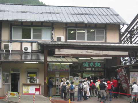 ケーブルカー乗り場乗り込みたい気持ちを抑えて先を行く