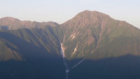 日本第2位の高峰(こちらのほうが世界遺産にふさわしい山だと思うのだが)が朝日に染まる