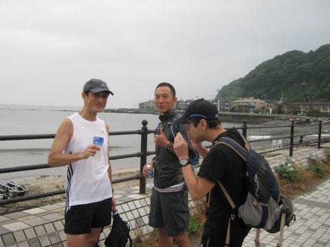 風呂上がりに3人で、海岸をぶらぶら歩いていると、背後から何と
Trojanさんが!背中にはザックを背負い、8月の北海道マラソンに備え40キロ走の最中。まさに劇的な出会い。ガーミンのとりなす縁というか、こういうのってすごい嬉しい。
