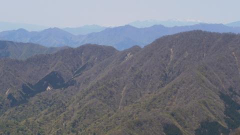 八ヶ岳 写真でははっきりしないが八ヶ岳 編笠山(中央)の斜面の奥に白い峰々が肉眼で見える。位置関係から穂高連峰に違いない(感激)