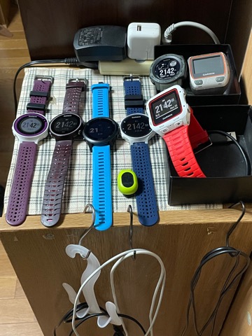My GARMIN ステーション 7機種とも健在だが バッテリーを劣化させぬよう 練習時は必ず2機種を装着している。 右奥の310が最古参で9年以上になるが いまだにバッテリーは15時間近くもつことも