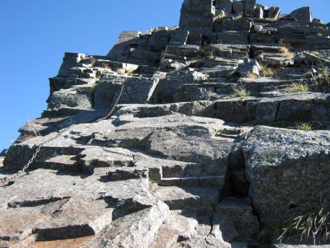 天狗岳の長い鎖場逆層のスラブで滑りやすい