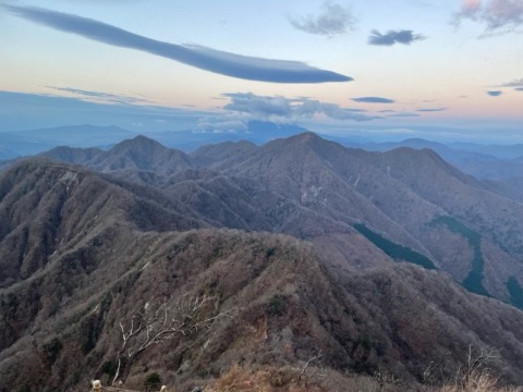 翌朝 蛭ヶ岳山頂直下より 風が強く特徴的な雲が次々と現れる