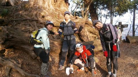 ゴール直前　巨木の前で一休み　２０キロ近いロングトレイルだったが皆さん至って元気