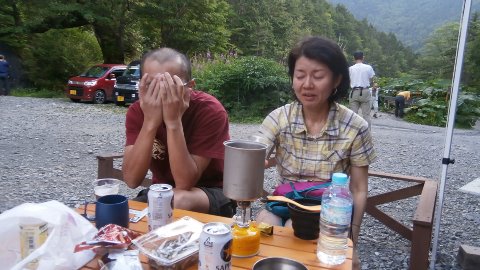 下山後小屋の前でくつろぐ おなじみJIFU&ビリーのコンビ