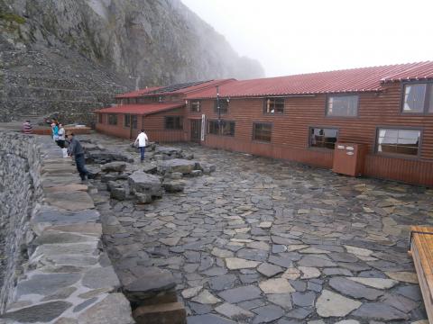 14時30分 標高3000mの穂高山荘に到着 時折雨が ここに泊まりたい衝動に駆られるがあと2時間頑張って北穂高へ