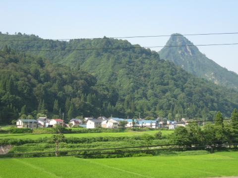 奥の山は、只見のマッターホルンこと
蒲生岳。途中下車して登ってみたいが、この区間は1日3往復のみ
この時間に降りてしまうと、明日まで列車は来ない・・・。