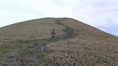 三峯山頂に向かってスパート!