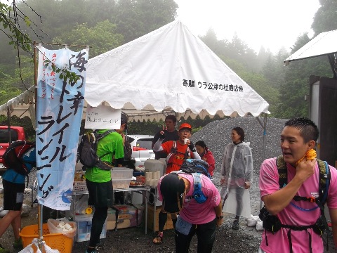 折り返し地点のエイドステーション。ななみさん何とルナサンダルで出走