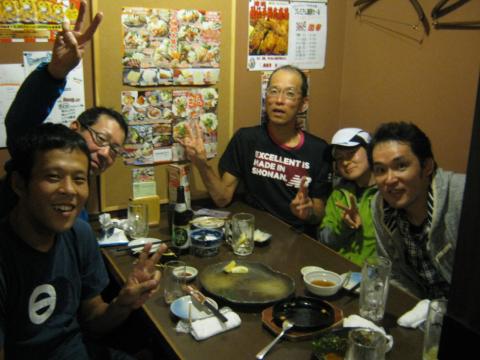 湘南オヤジの隣の２人、初フル挑戦で（ハーフも走ったことのない）見事完走のMちゃん、昨年１分のタイムアウトだったN君も今年はクリア！みんなおめでとう！
