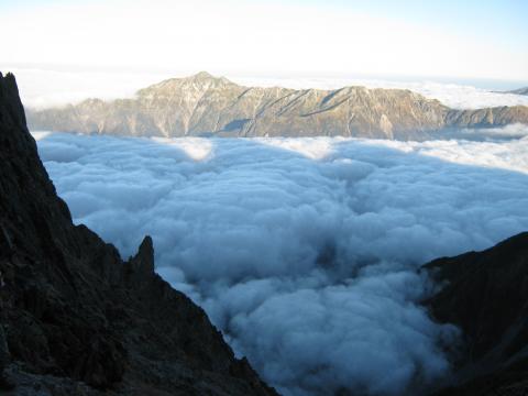 雲海の彼方には飛騨の名峰　笠ヶ岳が。