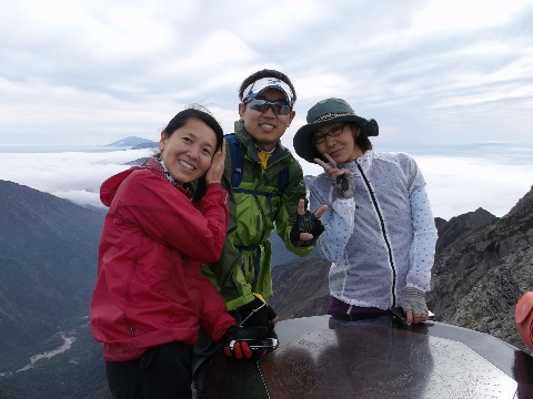 １５時　無事山頂到着　風もなく穏やか〜３人とも恐るべきパワーの持ち主！