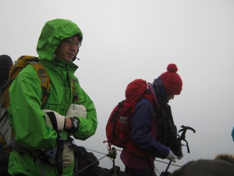 5時過ぎに山頂に到着。ガスがかかってしまい視界もゼロ
御来光はみられず・・・。気温3度・・・takanoさんもブルブル