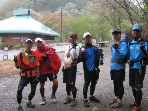 下山途中で、さっそうと我々を抜いて行かれた単独行のお兄さんシャッターを