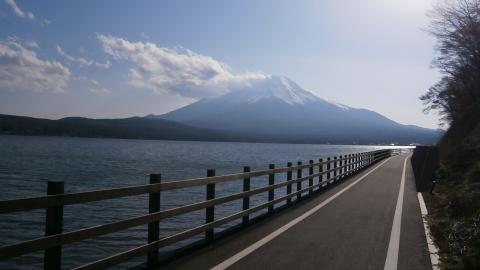 皆さんと合流、チェックインの後山中湖湖畔を10キロジョグ あまりの気持ちよさに眠気も吹き飛ぶ。時間があれば1周したかった。。って今回はUTMFの応援がメイン
