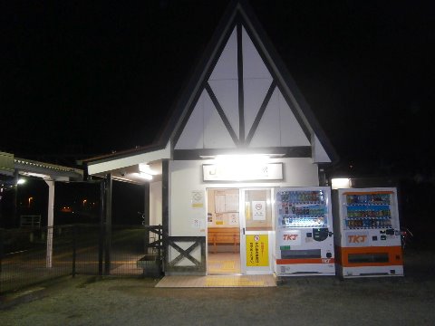 19時40分 渋沢駅から42キロ JR御殿場線 谷峨駅に到着 駅前には何もなく次の電車も40分ない・・まあいいか