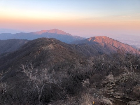 遥かに大山 今日往復でたどってきた稜線